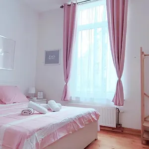 https://the-pink-apartment-brussels-centre.brusselshotelsbook.com